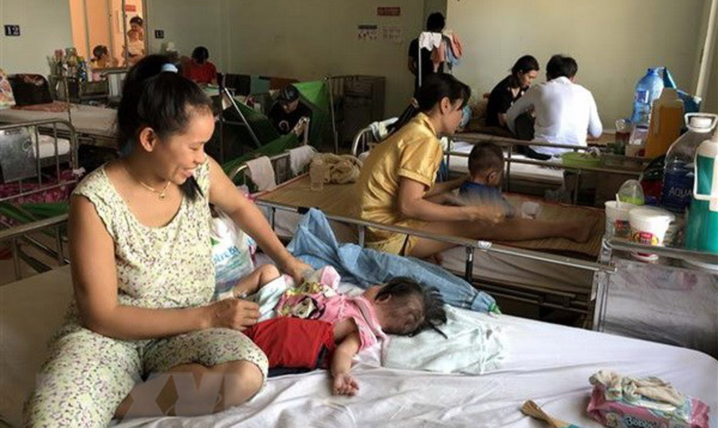 Bệnh nhi mắc bệnh sởi đang điều trị tại Bệnh viện Nhi đồng 2 Thành phố Hồ Chí Minh. (Ảnh: Đinh Hằng/TTXVN)