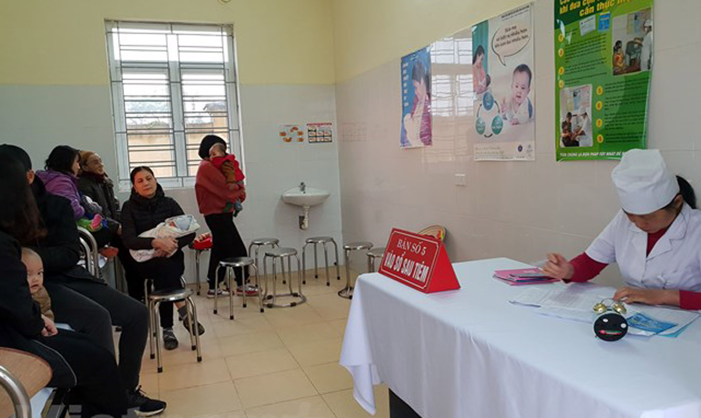 Theo dõi cho trẻ sau tiêm chủng tại một trạm y tế ở Hà Nội. (Ảnh: T.G/Vietnam+)