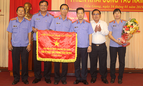 Deputy Secretary of the Provincial Party Committee Vo Van Binh, Head of the National Assembly Delegation of Tien Giang Province (second from the right) congratulated the Provincial People's Committee on receiving emulation flags of the Supreme People's Procuracy. Photo: PHAN THANG