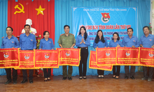 The provincial union gave the Emulation Flag to collectives. Photo: PHAN THANG