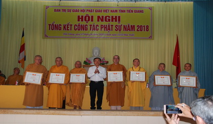 ​Ông Trần Văn Thi, Phó Chủ tịch Ủy ban MTTQ tỉnh trao Bằng khen cho các tập thể