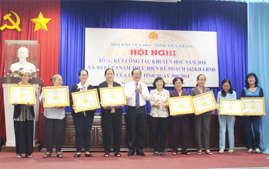 Đồng chí Trần Thanh Đức trao Bằng khen của Trung ương Hội Khuyến học cho các tập thể, cá nhân.