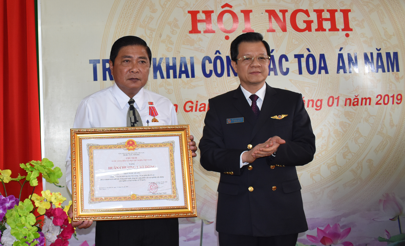 Trao Huân chương Lao động hạng Nhì của Chủ tịch nước cho đồng chí Trần Ngọc Quang