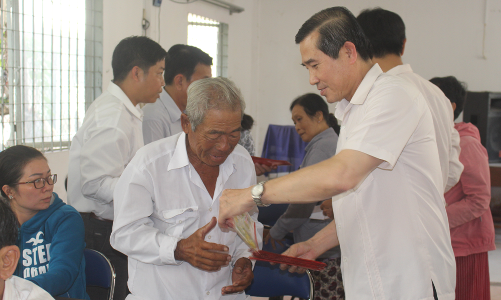 Lãnh đạo tỉnh tặng quà cho người dân ở xã Phước Thạnh.