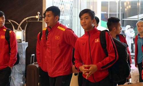 The Vietnamese team arrive in Dubai after two hours of travelling in preparation for the Asian Cup round of 16 clash against Jordan. (Photo: VFF)