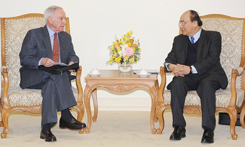 Prime Minister Nguyen Xuan Phuc (R) and US former Ambassador to Vietnam Pete Peterson (Photo: NDO/Tran Hai)