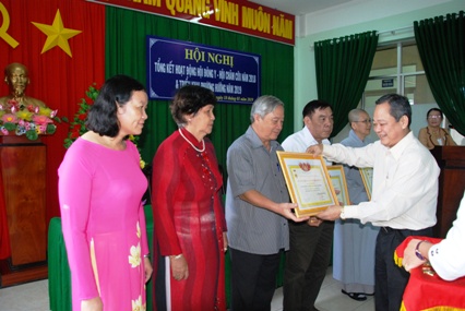 Bác sĩ Nguyễn Thanh Linh, Phó Giám đốc Sở Y tế trao Kỷ niệm chương vì sự nghiệp Đông y của Trung ương Hội Đông y Việt Nam cho các cá nhân tiêu biểu.