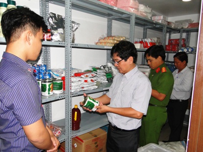 Kiểm tra ATVSTP là hoạt động thường xuyên của Tiền Giang. Trong ảnh, Chi cục ATVS thực phẩm kiểm tra hàng lưu trữ tại kho của Công ty TNHH TM và DV Thực phẩm Goldstar.