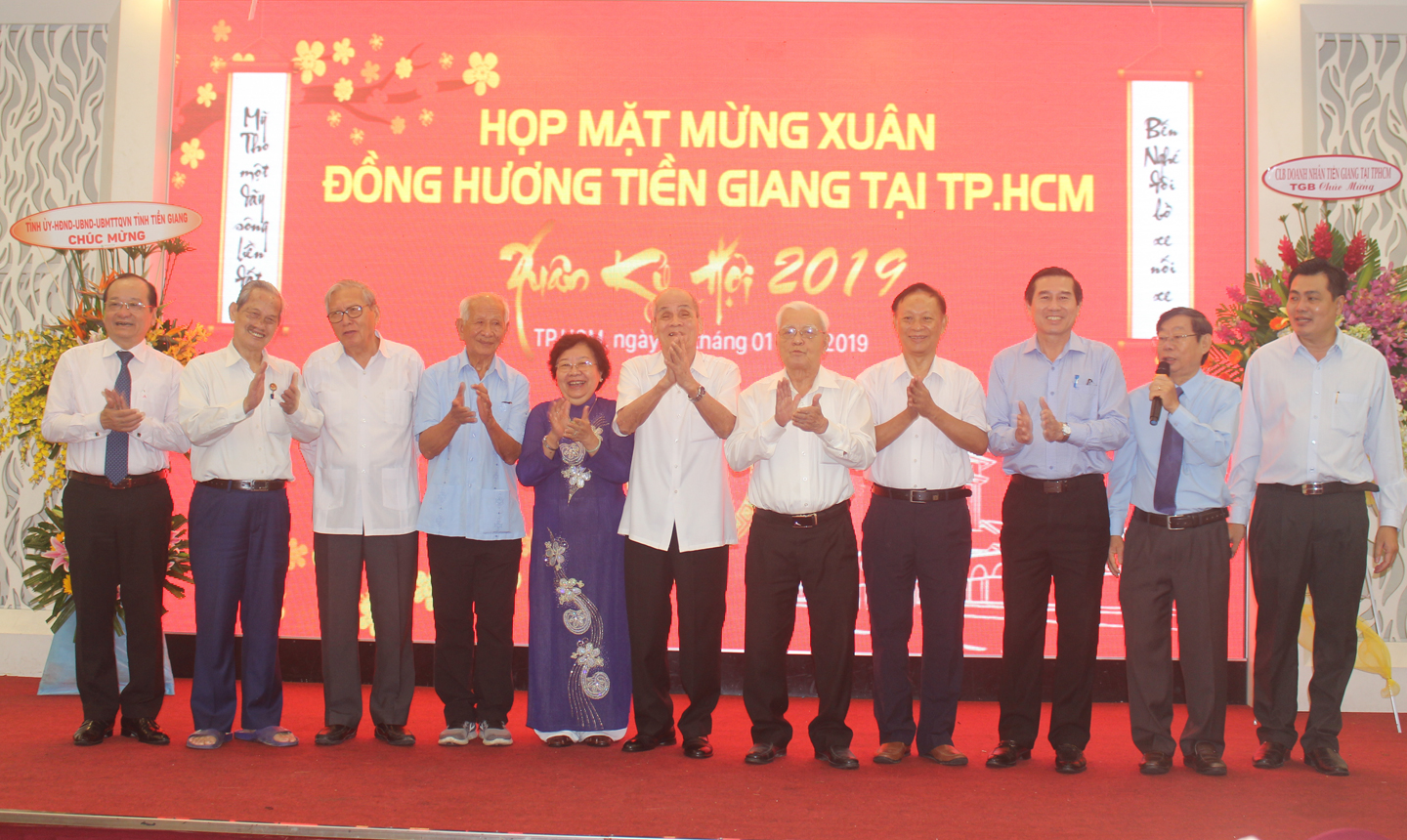 Đồng chí Lê Văn Hưởng chụp ảnh lưu niệm cùng Ban Liên lạc đồng hương  Tiền Giang tại TP. Hồ Chí Minh.
