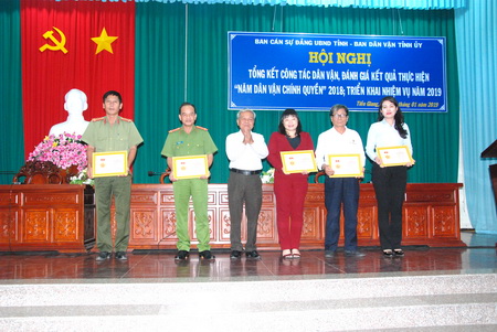 Trưởng Ban Dân vận Tỉnh ủy Trần Long Thôn trao Kỷ niệm chương cho các cá nhân