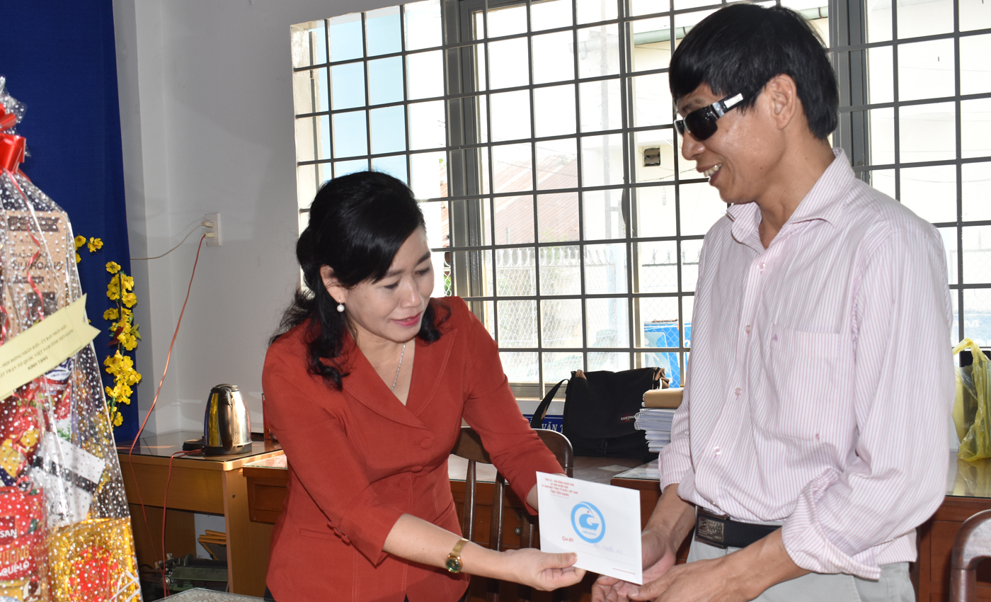 Đồng chí Châu Thị Mỹ Phương chúc tết, tặng quà Hội Người mù tỉnh