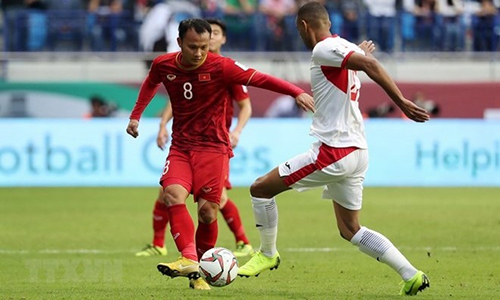 Vietnamese defender Nguyen Trong Hoang (No. 8), who provided an assist for striker Cong Phuong in Vietnam's match against Jordan on January 20 (Photo: AFP/VNA)