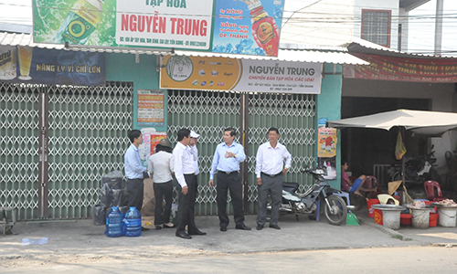 Chủ tịch UBND tỉnh, Trưởng Ban ATGT tỉnh chỉ đạo giải tỏa chợ tự phát Hai Tân (huyện Cai Lậy) vào năm 2018.