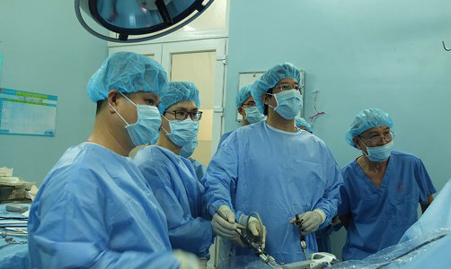 Các bác sĩ đang tiến hành phẫu thuật nội soi lấy chiếc tăm