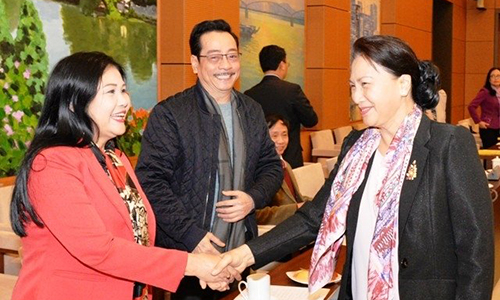 NA Chairwoman Nguyen Thi Kim Ngan meets with outstanding writers and artists. (Photo: NDO/Chien Thang)
