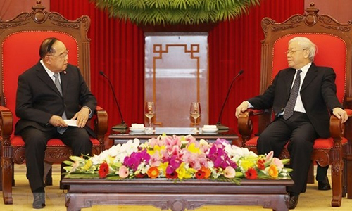 Party General Secretary and President Nguyen Phu Trong (R) receives Thai Deputy Prime Minister and Minister of Defence Prawit Wongsuwan. (Photo: VNA)