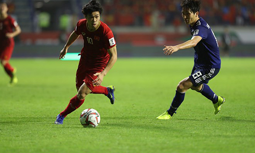 Striker Cong Phuong (in red) in action in the match (Photo: VNA)  