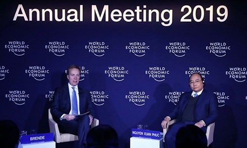 Prime Minister Nguyen Xuan Phuc (R) and WEF President Borge Brende at the “Vietnam and the World” dialogue in Davos on January 24 (Photo: VNA)