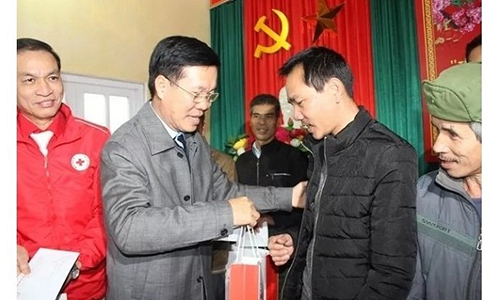 Politburo member Vo Van Thuong presents Tet gifts to families living in difficult circumstances in Thuy Hung commune, Van Lang district, Lang Son province, on January 24, 2019. (Photo: NDO/Hung Trang)