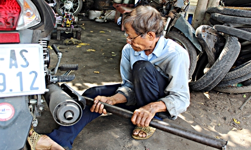 Tinh thần lạc quan giúp ông có sức khỏe tốt, tuổi già nhưng ông vẫn có thể làm hầu hết các công việc nặng nhọc của nghề sửa xe.