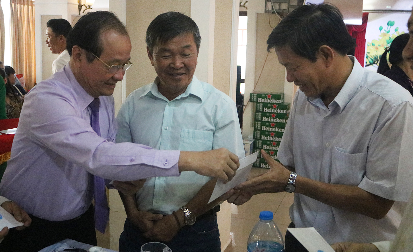 Đồng chí Lê Văn Hưởng (ảnh trên) và đồng chí Trần Thanh Đức (ảnh dưới) trao thiệp chúc mừng năm mới cho các đại biểu tham dự buổi họp mặt.