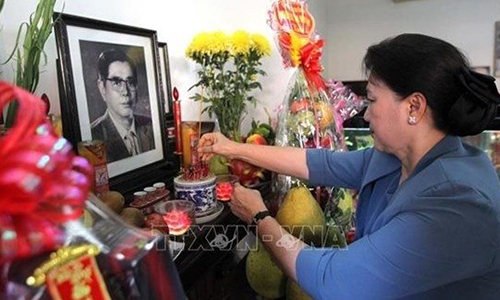 National Assembly Chairwoman Nguyen Thi Kim Ngan offers incense to commemorate former Party General Secretary Nguyen Van Linh (Photo: qdnd.vn)