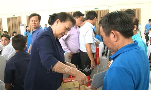 Chairwoman of the National Assembly Nguyen Thi Kim Ngan presents gifts to disadvantaged workers at the event (Photo: VNA)