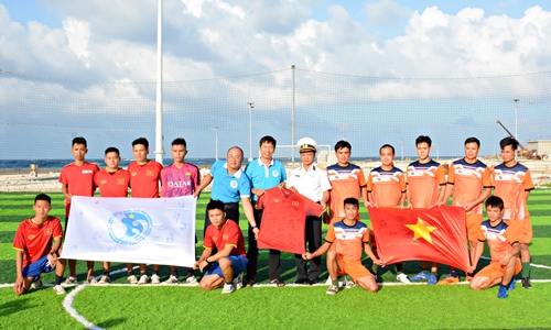 Đại diện CLB Tuổi trẻ vì biển đảo quê hương trao Quốc Kỳ vá áo thi đấu có chữ ký của ban huấn luyện và các tuyển thủ Việt Nam vô địch AFF Cup 2018 cho chiến sĩ ở Trường Sa
