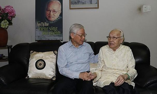 Party General Secretary and President Nguyen Phu Trong and Ngo Thi Hue, the wife of late Party chief Nguyen Van Linh (Photo: VNA)