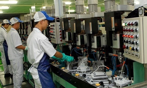 Workers manufacture auto parts at the Keihin Vietnam Company (Source: VNA)