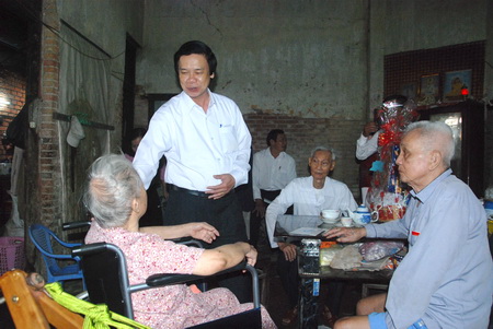 - Bí thư Tỉnh ủy Nguyễn Văn Danh và đoàn cán bộ tỉnh thăm và trao quà Tết gia đình chính sách ở thị trấn Cái Bè, huyện Cái Bè.