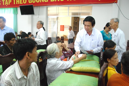 -- Bí thư Tỉnh ủy Nguyễn Văn Danh và đoàn cán bộ tỉnh thăm hỏi và trao quà Tết cho hộ nghèo của thị trấn Cái Bè