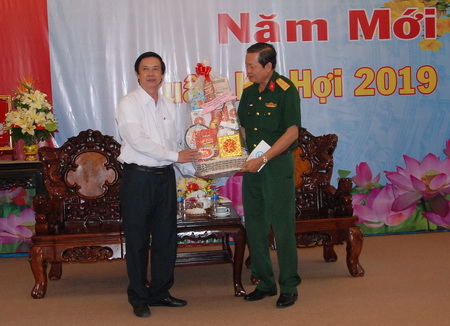 Bí thư Tỉnh ủy Nguyễn Văn Danh trao quà Tết và kiểm tra tình hình sẵn sàng chiến đấu của Bộ Chỉ huy quân sự tỉnh