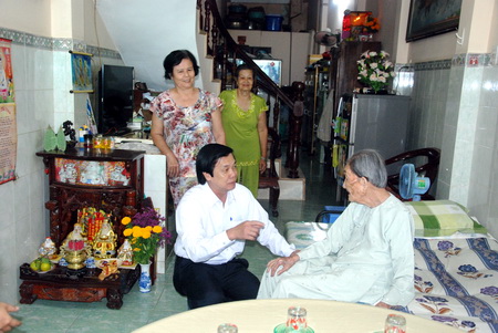 Bí thư Tỉnh ủy Nguyễn Văn Danh ân cần chúc Tết và mừng thọ trăm tuổi cụ bà Nguyễn Thị Trạng ở khu 1, thị trấn Cái Bè