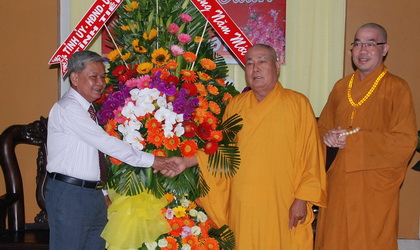 Trưởng Ban Dân vận Tỉnh ủy Trần Long Thôn trao hoa và quà Tết đến Ban Trị sự Phật giáo tỉnh