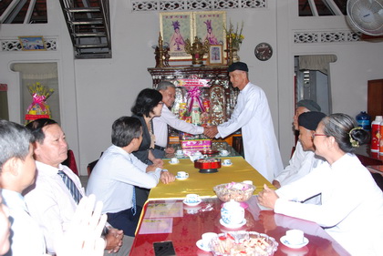 Trưởng Ban Dân vận Tỉnh ủy Trần Long Thôn trao hoa và quà Tết Hội đồng Chưởng quản Hội thánh Cao Đài Chơn Lý