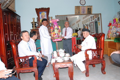 Trưởng Ban Dân vận Tỉnh ủy Trần Long Thôn trao quà Tết Ban đại diện Hội thánh Cao Đài Tây Ninh