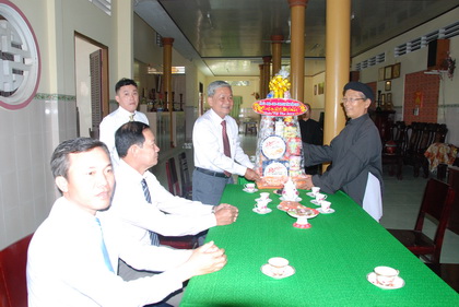 Trưởng Ban Dân vận Tỉnh ủy Trần Long Thôn trao quà Tết đến Ban Trị sự Tỉnh hội Minh Sư đạo