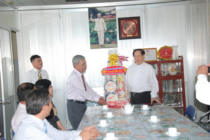 Trưởng Ban Dân vận Tỉnh ủy Trần Long Thôn trao quà Tết đến Linh mục Phạm Thanh Minh, Chủ tịch Ủy ban đoàn kết Công giáo tỉnh