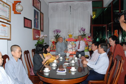 Trưởng Ban Dân vận Tỉnh ủy Trần Long Thôn trao quà Tết đền Phân ban đặc trách Ni giới Phật giáo Tiền Giang
