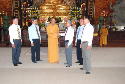Trưởng Ban Dân vận Tỉnh ủy Trần Long Thôn chúc xuân tại Thiền viện Trúc Lâm Chánh Giác