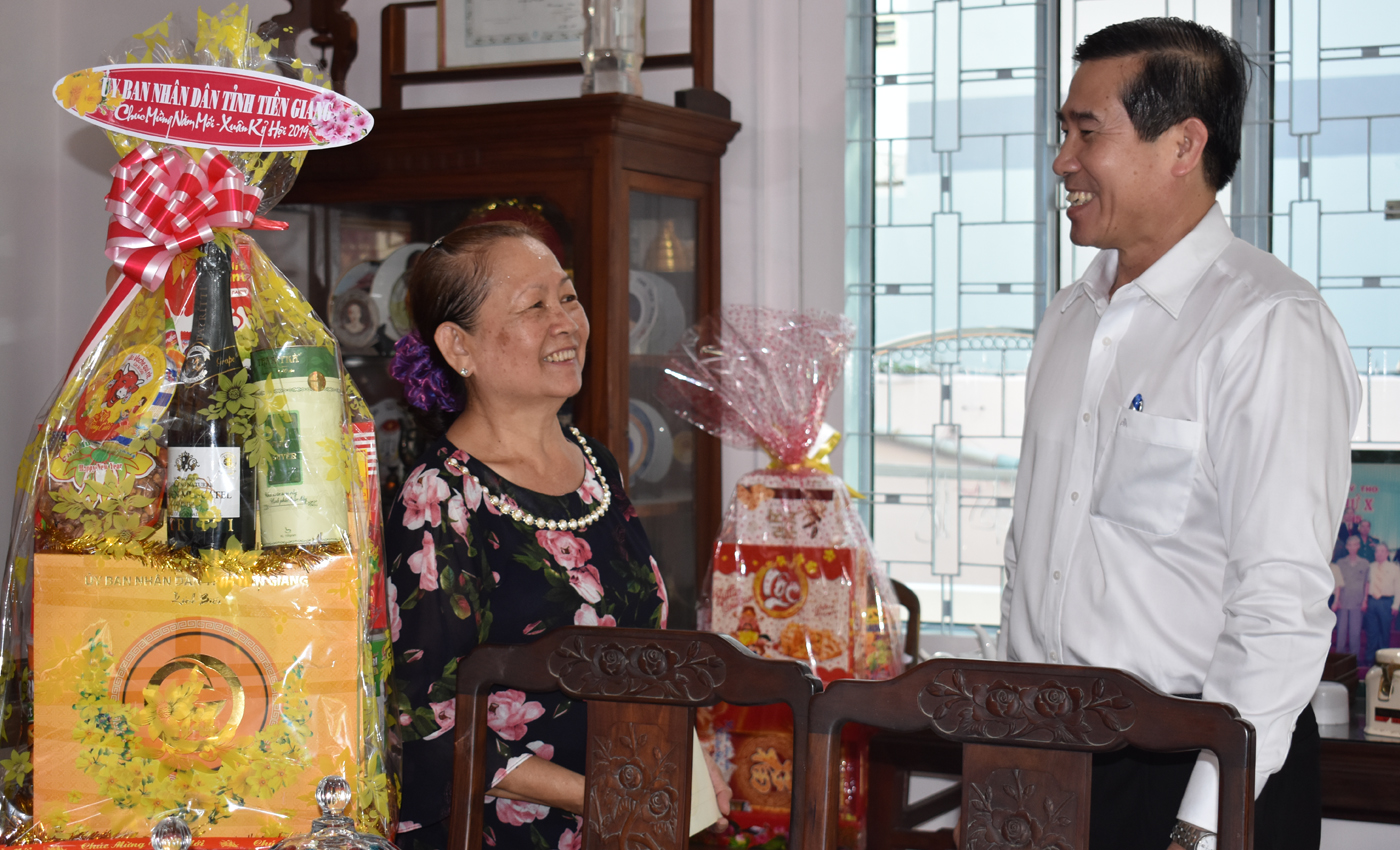 Đồng chí Lê Văn Hưởng thăm hỏi, chúc tết gia đình đồng chí Nguyễn Công Bình