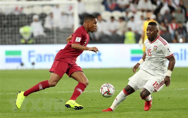 Pha đi bóng của cầu thủ Qatar Pedro Miguel Correia (trái) trước tuyển thủ Các tiểu vương quốc Arab thống nhất (UAE) trong trận bán kết Asian Cup 2019 trên sân Abu Dhabi ngày 29/1/2019. (Ảnh: THX/TTXVN)