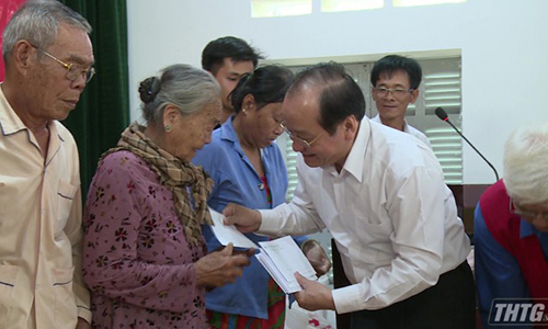 Deputy Chairman of the Tien Giang provincial People's Committee Tran Thanh Duc presented gifts to disadvantaged households in Kieng Phuoc commune, Go Cong Dong district ... Photo: Doan Vu