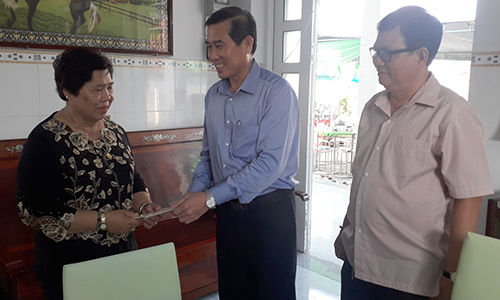 Chairman of the Provincial People's Committee Le Van Huong extends Tet greetings to family of former Acting Chairman of the Provincial People's Committee Huynh Xuan Viet.