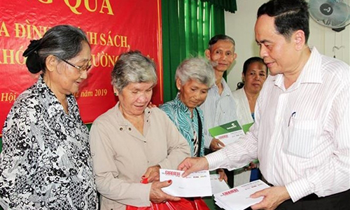 President of the VFF Central Committee Tran Thanh Man presents gifts to disadvantaged households and policy beneficiary families in An Hoi ward. (Photo: VNA)