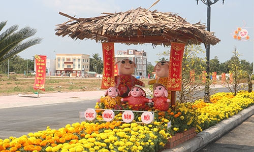 The flower street of Cai Lay district are built in a large space along the main road leading to the new administrative center of the district with many eye-catching scenery.
