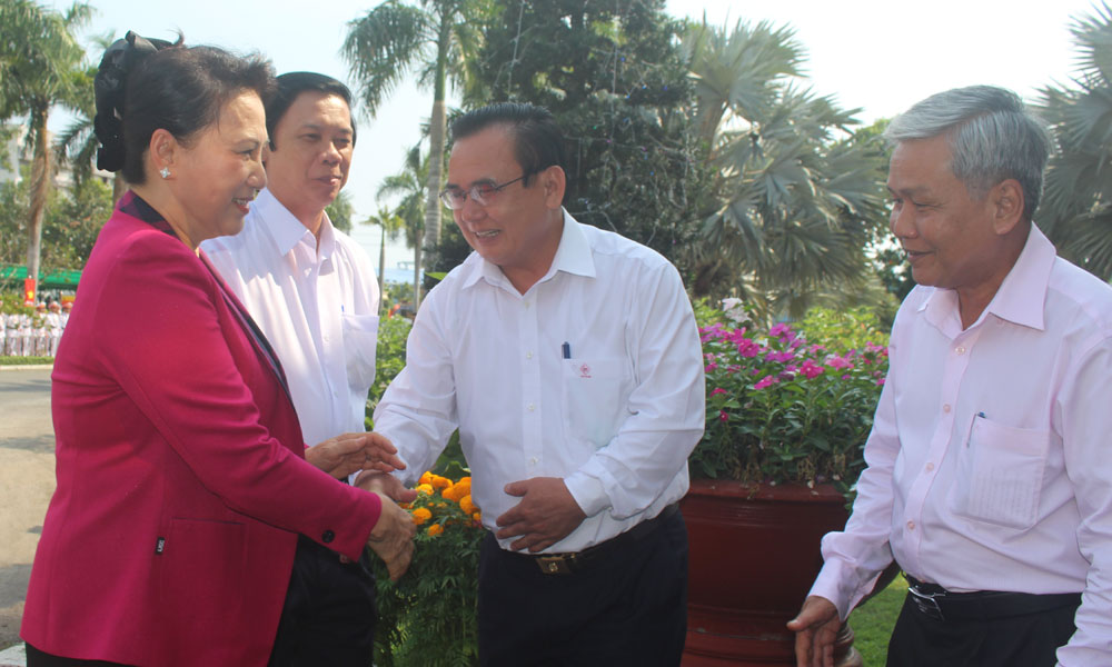 Chủ tịch Quốc hội Nguyễn Thị Kim Ngân chào lãnh đạo tỉnh.