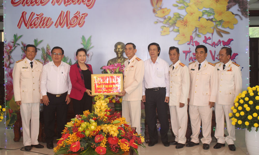 Chủ tịch Quốc hội Nguyễn Thị Kim Ngân tặng quà Công an tỉnh Tiền Giang.