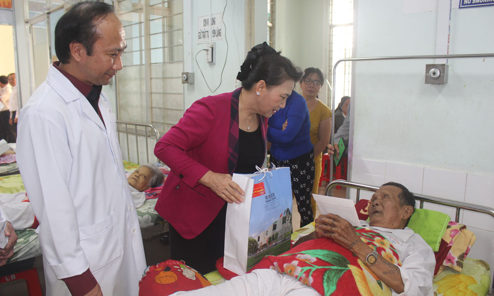 Bệnh viện Đa khoa trung tâm tỉnh tặng quà bệnh nhân Bệnh viện Đa khoa trung tâm tỉnh.